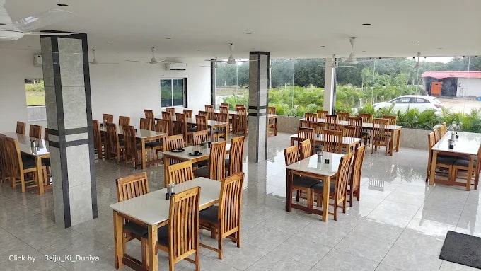 Open-air dining ambiance